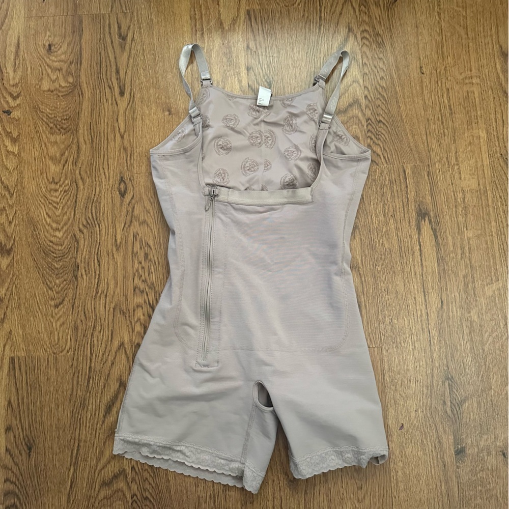 CYSM Colombian Shaper Women's cream romper size large sleeveless zipper